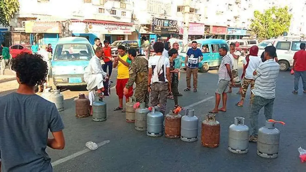 عدن تغرق في ركود اقتصادي وخدمي – الغاز المنزلي ”وعدٌ على الورق” والمواطن يدفع الثمن!
